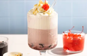 Ice cream soda με κεράσι και μόλις βρήκες το καλοκαιρινό σου ρόφημα (ΒΙΝΤΕΟ)