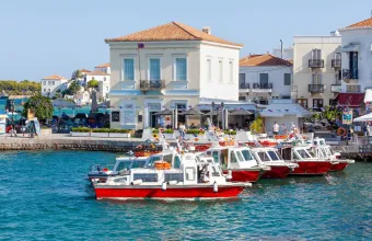 Σαββατοκύριακο στις Σπέτσες: Τι να κάνεις, πού να φας και ποιες παραλίες να επισκεφτείς