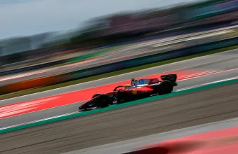 O Χάμιλτον πήρε την πρώτη νίκη του με Ferrari στη Βαρκελώνη