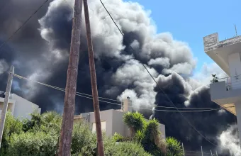 Μεγάλη φωτιά σε αποθήκη ξυλείας στο Ηράκλειο: Κινδυνεύουν σπίτια - Οι φλόγες έφτασαν σε τέντες - Ήχησε το 112 για τους καπνούς