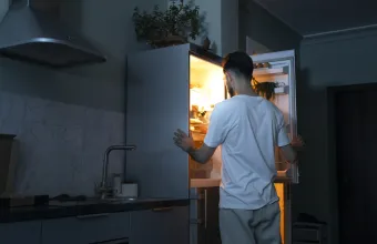 Viral κάμερα στο ψυγείο για τσιμπολόγημα