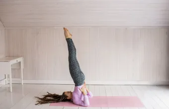 Στάση yoga κοιλιακοί