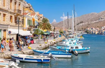 Σύμη: Η αρχόντισσα των Δωδεκανήσων με τα τιρκουάζ νερά και τα πολύχρωμα αρχοντικά