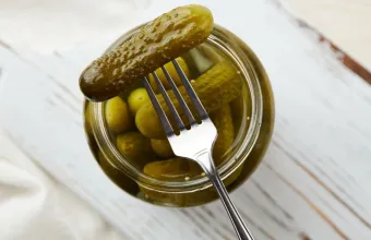 Γιατί τα τρόφιμα ζύμωσης κάνουν καλό στο έντερό σου και μερικοί τρόποι να τρως περισσότερα