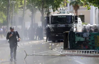 Αλβανία: Νέα επεισόδια έξω από τη Βουλή για το θέρετρο στο Ζβέρνετς – Τραυματισμοί και συλλήψεις