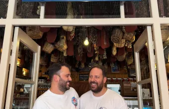 Ο Αντρίκος στο Παλαιό Φάληρο είναι από τα μέρη που πας για μεζέ και φεύγεις με ψώνια