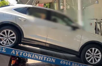 Αυτοκίνητο καρφώθηκε σε τζαμαρία στα Βριλήσσια