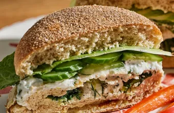 Burger με γεμιστό μπιφτέκι γαλοπούλας
