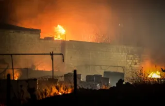 Μάχη με τις φλόγες δίπλα σε σπίτια στο Ωραιόκαστρο