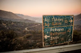 Ανεξέλεκτη η φωτιά στο Ρέθυμνο, καθηλωμένα τα εναέρια λόγων ανέμων - Καλύτερη η εικόνα σε Σητεία και Πλωμάρι