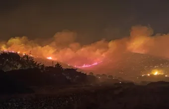 Μαίνεται η μεγάλη φωτιά στην Πάρο: Μάχη με τις διάσπαρτες εστίες – Ενισχύονται οι πυροσβεστικές δυνάμεις