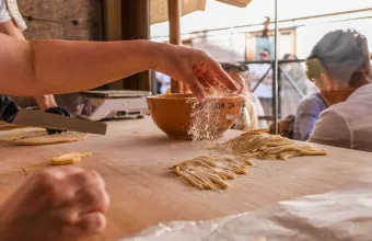 Ιταλίδες γιαγιάδες φτιάχνουν ζυμαρικά στις βιτρίνες: Παράδοση ή τουριστική παγίδα;