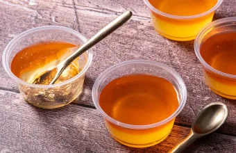 Από τα Jell-O shots στα cocktail jellies: Γιατί τα ζελέ με αλκοόλ κερδίζουν τις εντυπώσεις