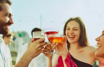 Καύσωνας και αλκοόλ: Ο συνδυασμός που σε «χτυπάει» πιο γρήγορα απ’ όσο νομίζεις