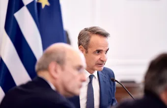 Σύσκεψη υπό τον Κυριάκο Μητσοτάκη για τη δωρεά τραπεζών σε ΕΚΠΑ, ΑΠΘ και ΕΜΠ