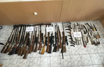 Οινόη: Συνελήφθη 56χρονος που διατηρούσε παράνομο εκτροφείο ζώων – Βρέθηκε οπλοστάσιο με 32 όπλα και χιλιάδες φυσίγγια