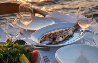 Τραπέζια δίπλα στο κύμα: 16 διευθύνσεις στην Αθήνα για φαγητό με θέα θάλασσα