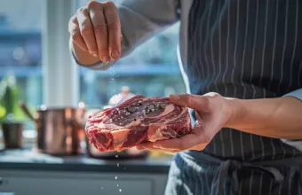 Πότε πρέπει να αλατίζεις τη μπριζόλα; Πρίν ή μετά το ψήσιμο;
