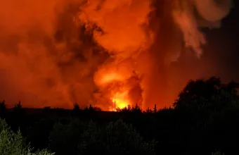 Οριοθετήθηκε η φωτιά στο εργοστάσιο κονσερβοποίησης ελιών στο Παναιτώλιο – Ολοκληρωτική η καταστροφή