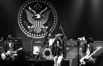 Punk supergroup τιμά τα 50 χρόνια από τη γέννηση των Ramones