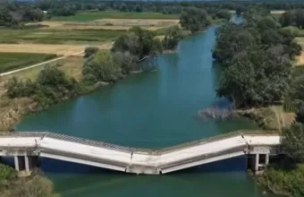 Παλαιόπυργος Λάρισας: Κάτοικοι διασχίζουν ημιβυθισμένη γέφυρα μετά τον Ντάνιελ