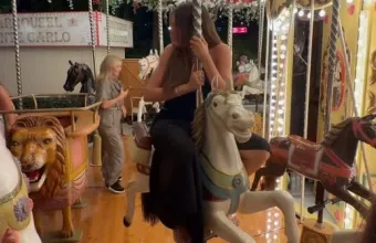 Η Sofia Vergara «πάλεψε» να ανέβει σε carousel στο Μόντε Κάρλο και το βίντεο είναι ό,τι πιο διασκεδαστικό θα δεις σήμερα