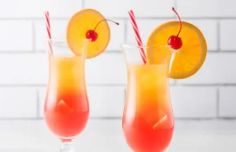Tequila Sunrise: Το κλασικό καλοκαιρινό κοκτέιλ που θυμίζει ανατολή του ήλιου