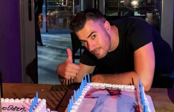 Γιάννης Τσιμιτσέλης: Έσβησε... αναπτήρα αντί κεράκια στο πάρτι γενεθλίων του στο Άλσος