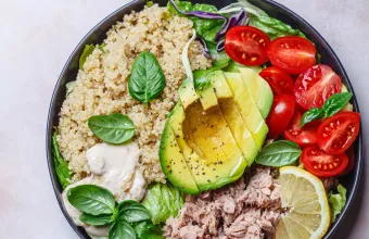 Tuna salad bowl με κινόα, αβοκάντο και ντοματίνια
