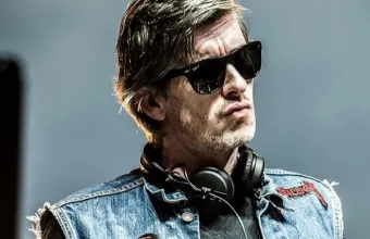 Πέθανε ο Kavinsky στα 50: Ο Γάλλος DJ πίσω από το εμβληματικό «Nightcall»