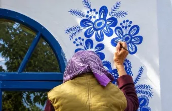 Η γυναίκα που πέρασε 50 χρόνια ζωγραφίζοντας το χωριό της και το έκανε έργο τέχνης