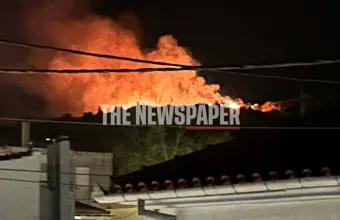 Φωτιά στα Αϊβαλιώτικα Βόλου, κοντά σε νυχτερινό κέντρο