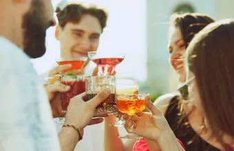 Η παγκόσμια κατανάλωση αλκοόλ θα αλλάξει τα επόμενα χρόνια: Tι προβλέπει νέα μελέτη