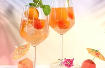 Almond spritz με λικέρ πικραμύγδαλο και φρέσκα βερίκοκα