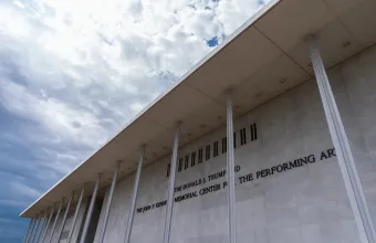 O Τραμπ αναφέρεται σε ενδεχόμενο κατεδάφισης του κέντρου Κένεντι αν δεν μπει ξανά το όνομά του στην πρόσοψη