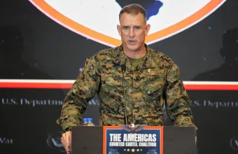 Ο επικεφαλής της SOUTHCOM στην Κολομβία για συνομιλίες σχετικά με τον πόλεμο κατά των ναρκωτικών