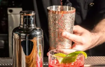 Καλοκαιρινά κοκτέιλ στην Αθήνα: 15+1 μπαρ να βγεις τον Αύγουστο στην πόλη