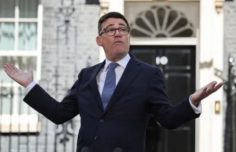 Βρετανία: Ο Μπέρναμ παραδέχθηκε ότι εξαπατήθηκε από άγνωστο που παρίστανε την προσωπάρχη του Τραμπ