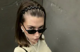 Η Hailey Bieber υπέκυψε σε αυτό το εμβληματικό αξεσουάρ μαλλιών της δεκαετίας του 90