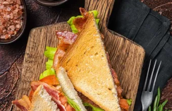 BLT sandwich με μπέικον, μαρούλι και ντομάτα