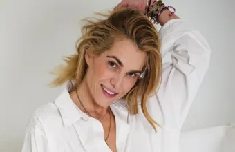 Τζένη Μπότση: Η κόρη της κι η ανιψιά της δαμάζουν τα κύματα της Ικαρίας κάνοντας σερφ