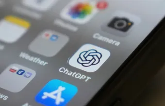 Η ΕΕ βάζει στο μικροσκόπιο ChatGPT, Reddit και Roblox – Τι αλλάζει με τους αυστηρούς κανόνες