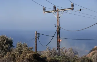 POLITICO: Το πεπαλαιωμένο δίκτυο ηλεκτρισμού στην Ελλάδα, υπεύθυνο για πολλές καταστροφικές πυρκαγιές