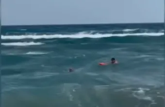 Χανιά: Ναυαγοσώστες βούτηξαν στα φουρτουνιασμένα νερά για να σώσουν γυναίκα  – Συγκλονιστικό βίντεο