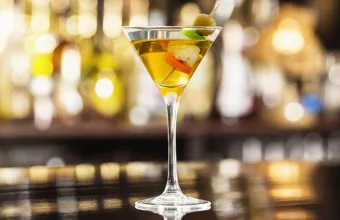 Dirt Road: Η γευστική παραλλαγή του dirty martini που αγαπούσε η θρυλική Dolly Parton