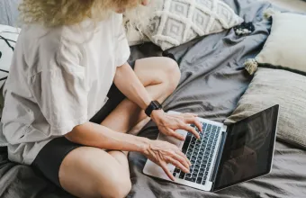 Δουλεύεις από το εξοχικό; Πρόσεξε αυτά τα λάθη πριν σου χαλάσουν τις διακοπές