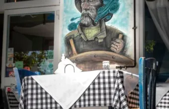 Ε/Γ Ταξιδεύοντας: Το ψαροταβερνάκι στο Κερατσίνι που σερβίρει τη θάλασσα στο πιάτο σου