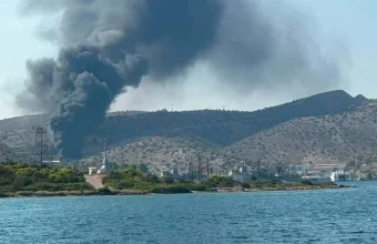 Φωτιά κοντά στον Ναύσταθμο Σαλαμίνας: Περιορίστηκε ο κίνδυνος - Παραμένουν ισχυρές δυνάμεις στο σημείο