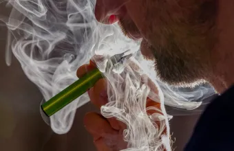 Ηλεκτρονικά τσιγάρα: Η πιο αποτελεσματική μέθοδος διακοπής του καπνίσματος, σύμφωνα με μεγάλη ανασκόπηση