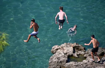 Υψηλές θερμοκρασίες και άνεμοι έως 8 μποφόρ στη χώρα